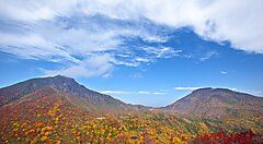 Il Monte Bandai con paesaggio autunnale e cielo azzurro.
