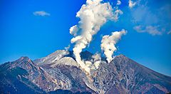 Fumo che esce dal Monte Ontake sotto un cielo limpido.