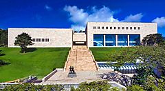 Il museo d'arte di Atami con facciata moderna e giardino.