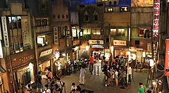 Interno del Museo del Ramen a Yokohama con visitatori e stand di ramen.