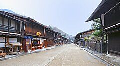 Strada tradizionale giapponese a Narai con edifici in legno.