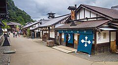 Strada storica del villaggio di Edomura a Nikko, con edifici tradizionali giapponesi.