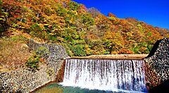 Cascata tra colline autunnali a Nyuto Onsen in Giappone.