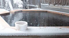 Vasca termale giapponese a Okuhida Onsen in inverno.