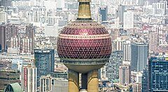 La Torre della Perla Orientale a Shanghai con lo skyline sullo sfondo.