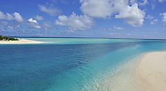 Spiaggia di sabbia bianca e mare cristallino a Ouvéa, Nuova Caledonia.