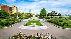 Il Parco Yamashita a Yokohama con giardini e vialetti fioriti.