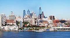 Skyline di Philadelphia con grattacieli, vista dal fiume.