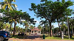 La Place des Cocotiers con palme e padiglione centrale.