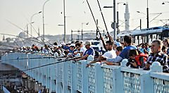 Persone che pescano sul Ponte di Galata a Istanbul.