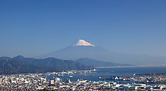 Porto di Shimizu con vista sul Monte Fuji in lontananza.