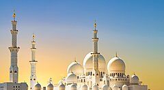 Cupole della moschea Sheikh Zayed ad Abu Dhabi al tramonto.