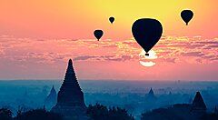 Mongolfiere al tramonto sopra i templi di Bagan in Birmania.