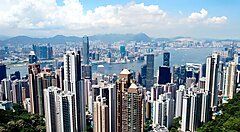 Vista panoramica di Hong Kong con grattacieli e porto.