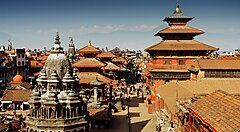 Panorama di antichi templi tradizionali in Nepal con cielo limpido.