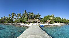 Spiaggia tropicale e pontile in Nuova Caledonia.