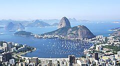 Panorama di Rio de Janeiro con il Pan di Zucchero e il mare.