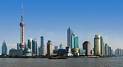 Skyline di Shanghai con l'Oriental Pearl Tower e grattacieli.