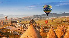 Mongolfiere volano sulla Cappadocia in Turchia.