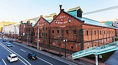 Edificio storico di mattoni rossi presso Sapporo Factory in Giappone.