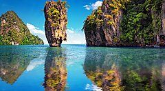 Scogliere calcaree e mare cristallino in Thailandia.