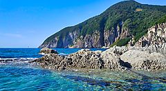 Costa rocciosa e mare limpido della penisola di Shimokita, Giappone.
