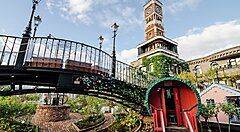 Giardino e torre dell'orologio della fabbrica Shiroi Koibito a Sapporo.