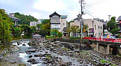 Il fiume attraversa Shuzenji Onsen con edifici tradizionali lungo le rive.