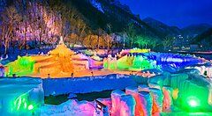 Sculture di ghiaccio illuminate a Sounkyo Onsen, Hokkaido.