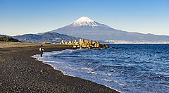 Spiaggia di Miho con vista sul Monte Fuji.