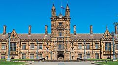 Edificio storico dell'università in Australia con cielo azzurro.