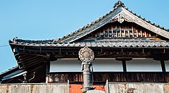 Il tempio Kofukuji di Nagasaki con una statua in primo piano.