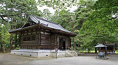 Tempio Motsuji immerso nella natura rigogliosa, con alberi circostanti.