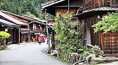 Strada tradizionale in legno nel villaggio di Tsumago, Giappone.