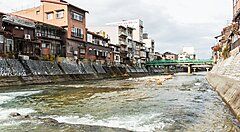 Fiume e edifici tradizionali a Takayama, Giappone.