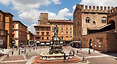 La Fontana del Nettuno nella piazza centrale di Bologna.