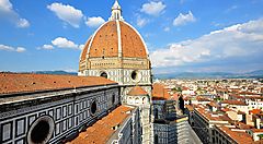 La cupola del Duomo di Firenze sotto un cielo azzurro.