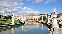 Statue e canale nel famoso Prato della Valle a Padova.