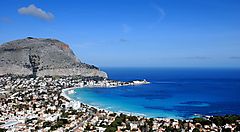 Vista panoramica di Palermo con mare e montagne.