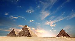 Le Piramidi di Giza in Egitto al tramonto con il cielo azzurro.