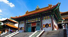 Tempio Wat Mangkon Kamalawat a Bangkok con cielo blu sullo sfondo.