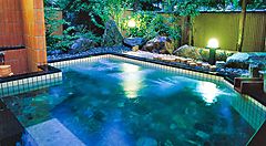 Onsen tradizionale a Yamashiro circondato dalla natura.