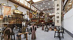 Esposizione di carri festivi all'interno dello Yatai Kaikan.