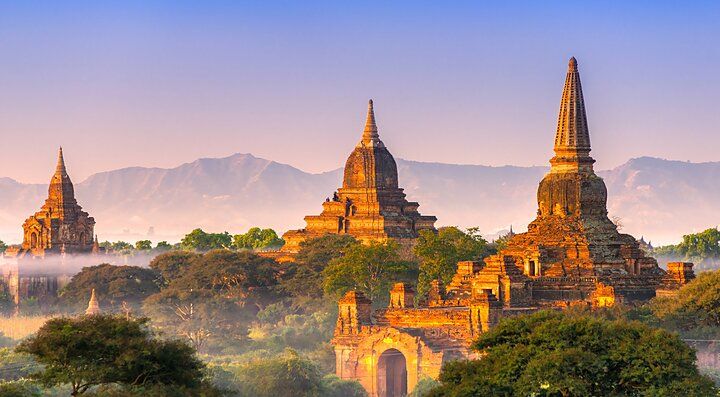 Templi storici di Bagan in Birmania al tramonto.