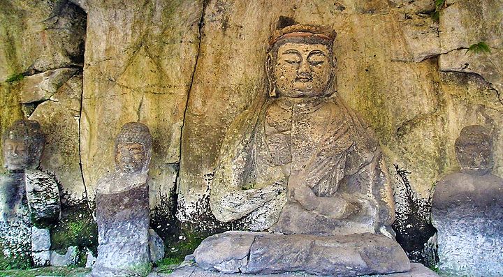 Statue di Buddha scolpite nella pietra a Usuki.