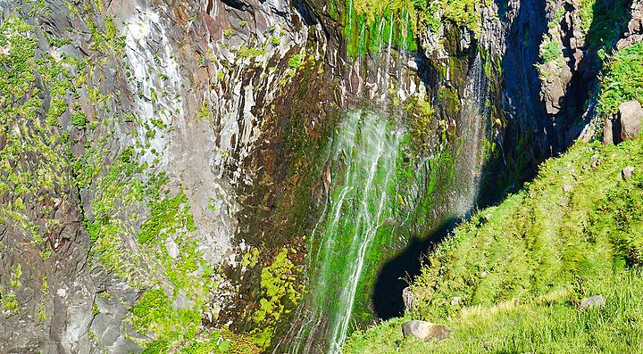 Cascata delle Frepe in un paesaggio naturale verde e roccioso.