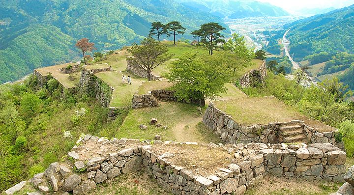 Rovine del Castello Takeda su una collina verde con vista panoramica.