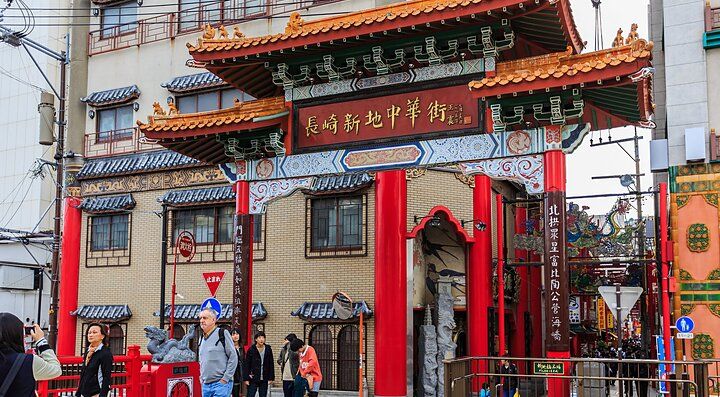 Ingresso decorato di Chinatown a Nagasaki con persone passeggianti.