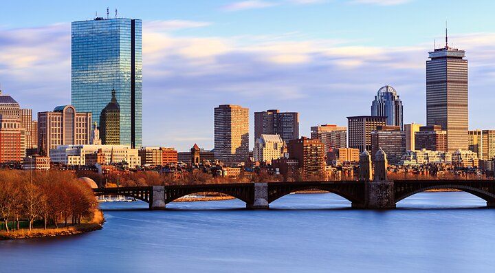 Skyline di Boston con grattacieli e ponte sul fiume Charles.