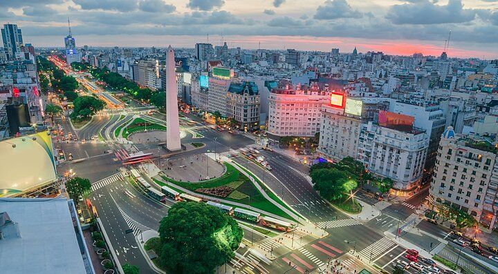Strade trafficate di Buenos Aires con un obelisco al centro.
